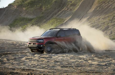 El nuevo Bronco Sport permite una conducción fuera de carretera emocionante y de alta velocidad gracias a un motor ecoboost® de 20 litros disponible con el mejor modelo de preproducción de caballos de fuerza y ​​par del segmento en la foto