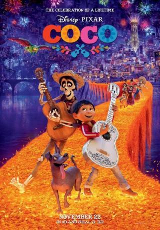 Un colorido póster de la película animada Coco que muestra a un niño pequeño tocando una guitarra blanca y un amigo esqueleto tocando una guitarra de madera