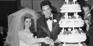 Elvis y Priscilla Presley cortan su pastel de bodas