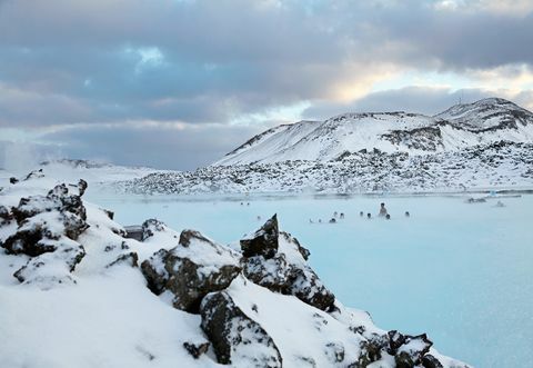 Bañistas en la Laguna Azul en Islandia 