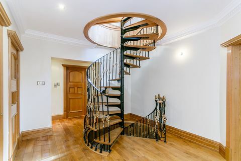 Copas de los árboles - mansión - escaleras - Bradford - Hunters