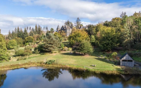 El castillo en venta en el campo escocés es el mejor refugio remoto