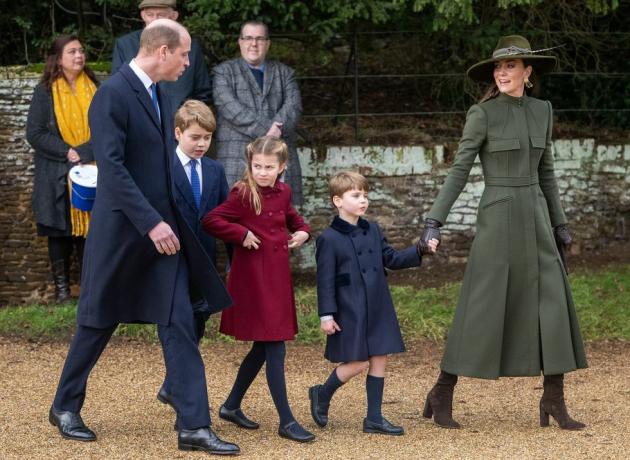 el rey carlos iii celebra la primera navidad como monarca con la familia real