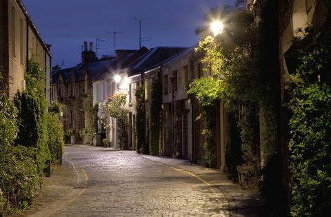 Una vista romántica de una antigua calle de Edimburgo, la capital de Escocia.