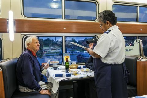 Washington DC, Union Station, Amtrak, coche comedor, camarera tomando orden