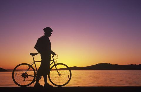 Ciclismo en silueta de playa