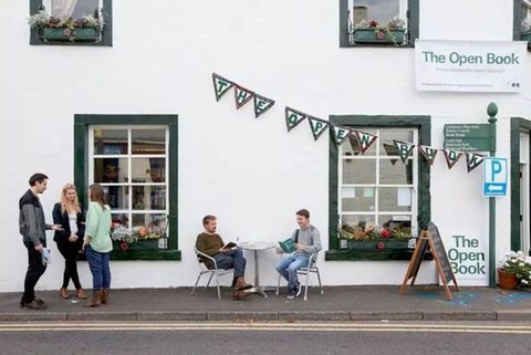 El libro abierto en Wigtown, exterior