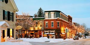 una calle con edificios y nieve en Woodstock Vermont