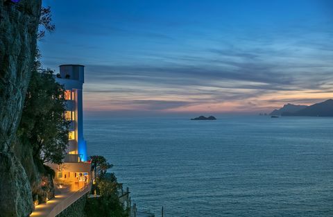 Vista exterior de Casa Angelina, un hotel moderno en la costa de Amalfi 