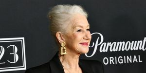 los angeles, california diciembre 02 helen mirren asiste al estreno en los angeles de paramounts 1923 en legión americana de hollywood el 02 de diciembre de 2022 en los ángeles, california foto de robin l marshallfilmmagia