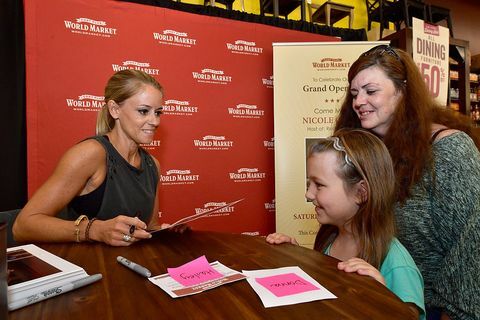 Nicole Curtis firma copias de su nuevo libro