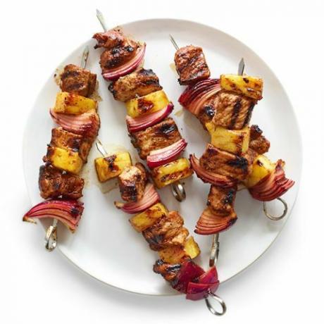 Brochetas de cerdo con piña y cebolla roja