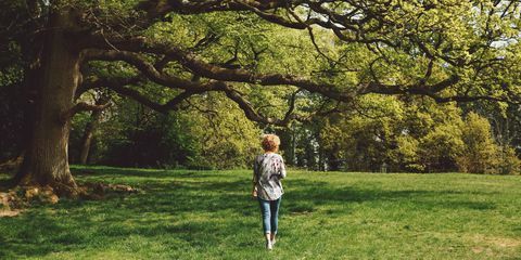 mujer caminando naturaleza