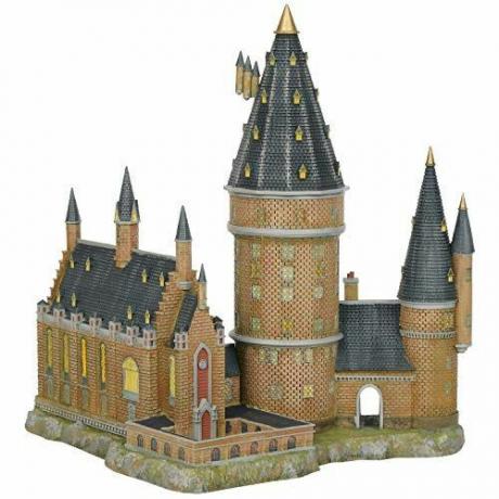 Edificio iluminado de la torre y el salón de Hogwarts