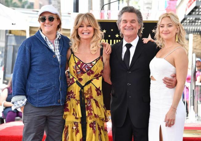 hollywood, ca 04 de mayo boston russell, homenajeados goldie hawn, kurt russell y la actriz kate hudson honrada con doble ceremonia de la estrella en el paseo de la fama de hollywood el 4 de mayo de 2017 en hollywood, california foto de steve imagengranitzwire