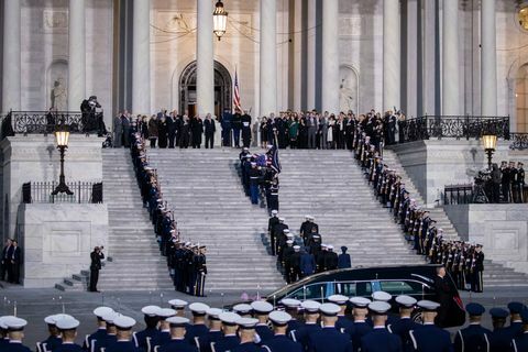 Los líderes del Congreso organizan la ceremonia de llegada al Capitolio para el difunto presidente George H.W. Arbusto