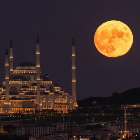 la luna del esturión, la última superluna de 2022, ilumina el cielo nocturno