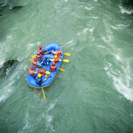 vista aérea del rafting en aguas bravas