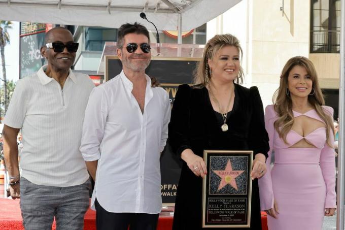 los angeles, california el 19 de septiembre l r randy jackson, simon cowell, kelly clarkson y paula abdul asisten al hollywood ceremonia de la estrella del paseo de la fama de kelly clarkson el 19 de septiembre de 2022 en los ángeles, california foto de kevin wintergetty imágenes