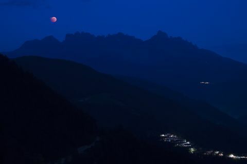 Eclipse lunar de luna de sangre visto desde el observatorio de San Valentino, BZ, Tirol del Sur, Italia