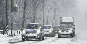 conducción en invierno en tormenta de nieve