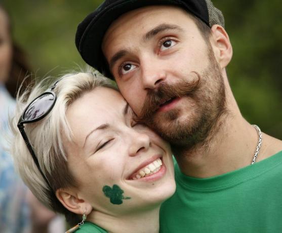 selfie de una pareja feliz en el día de san patricio, podrías escribir 