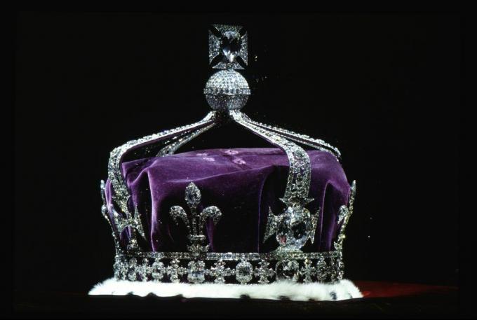 Esto es lo que está pasando con todas las coronas, tiaras y joyas invaluables de la reina