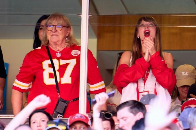 ciudad de kansas, mes 24 de septiembre taylor swift aplaude desde una suite con donna kelce mientras los jefes de la ciudad de kansas juegan contra los osos de chicago durante la primera mitad en geha field en el estadio Arrowhead el 24 de septiembre de 2023 en Kansas City, Missouri foto de cooper neillgetty imágenes