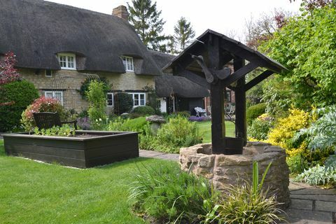 hermosos jardines con un pozo de los deseos