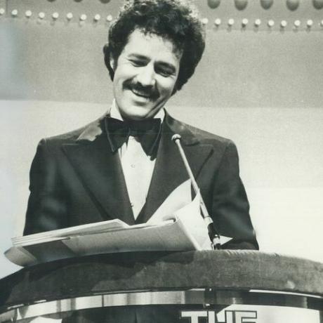 sonriente nacido en sudbury alex trebek la profesión de un quizmaster puede ser peligrosa