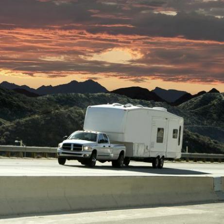 viaje por carretera al atardecer