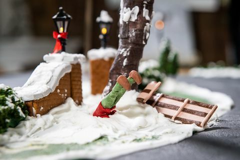 pan de jengibre kevin mccalister alojado en un montón de nieve después de estrellarse su trineo