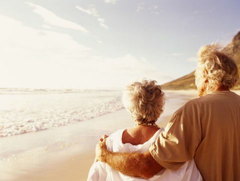 Pareja mayor en la playa