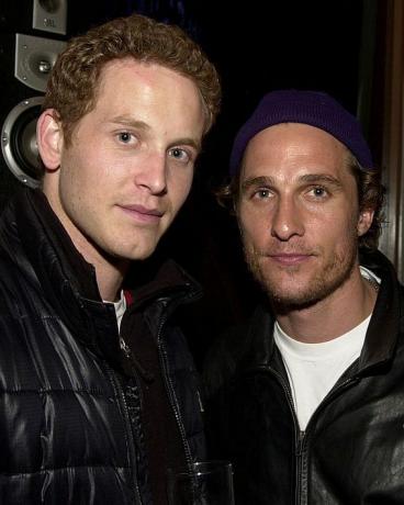 cole hauser matthew mcconaughey durante la noche de karaoke de gq lounge en gq lounge en los ángeles, california, estados unidos foto de j vespawireimage