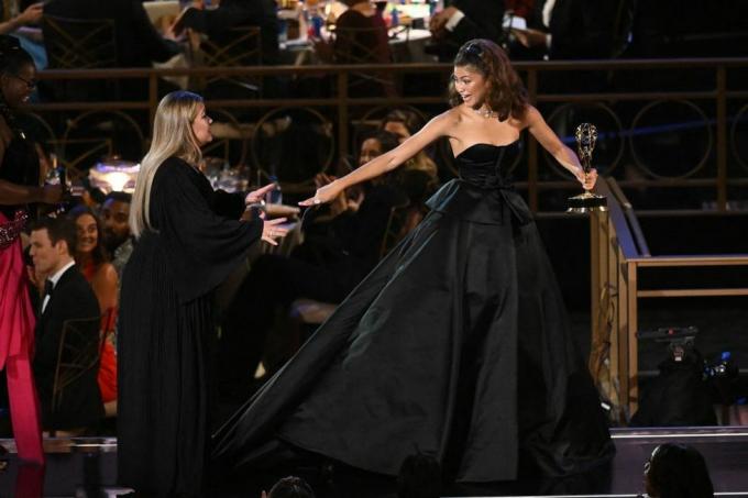 Mira el vestido escotado de los Emmy de Kelly Clarkson que tiene a todos hablando