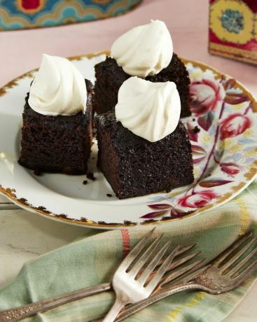 cuadrados de tarta de jengibre con crema chantilly