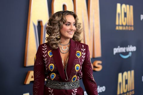 carrera musical de lainey wilson, premios de música de yellowstone y cmt