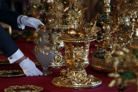 La mesa del comedor está decorada con piezas doradas plateadas del Gran Servicio