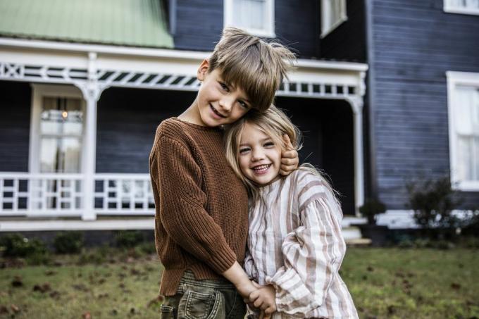 retrato de hermano y hermana frente a la granja