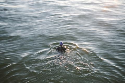 Nadador femenino de aguas abiertas en el mar