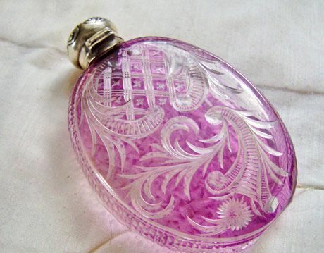 botella de perfume rosa