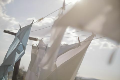 ropa colgada en el tendedero a la luz del sol