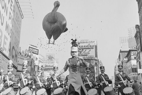 banda y globo de pavo en el desfile del día de acción de gracias de macy en 1959