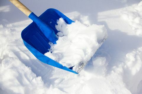 Un estudio médico advierte a las personas que no deben palear nieve debido al riesgo de ataque cardíaco