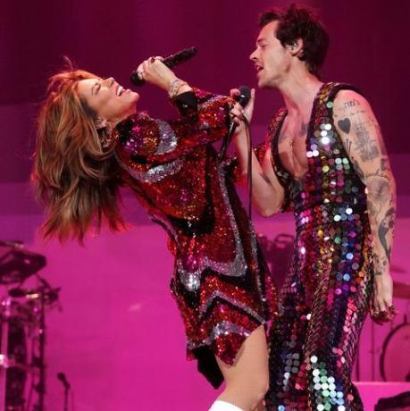 indio, california 15 de abril l r shania twain y harry styles se presentan en el escenario de coachella durante el 2022 festival de música y artes del valle de coachella el 15 de abril de 2022 en indio, california foto de kevin mazurgetty imágenes para aba