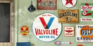 antigüedades, carteles antiguos de gasolineras, combustible, viaje por carretera