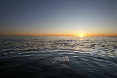 Botella de agua de plástico flotando en el Océano Pacífico, Santa Mónica, California, Estados Unidos.