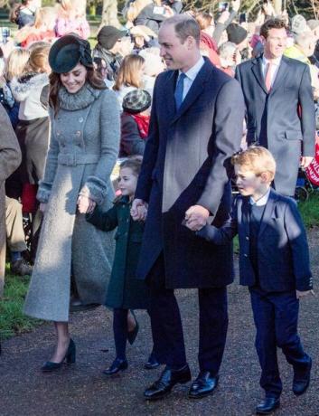 La familia real asiste a la iglesia el día de Navidad