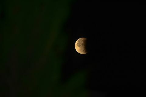 La luna se puede ver durante un eclipse lunar parcial en ...