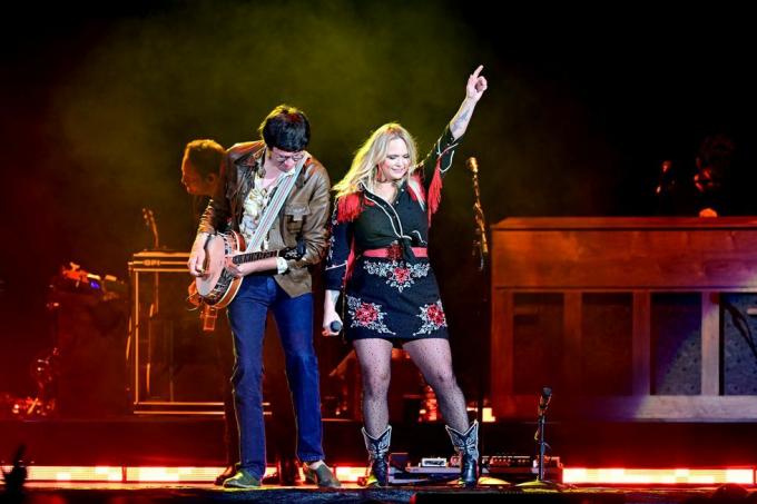 miranda lambert se presenta en el escenario durante atlive 2022 en el estadio mercedes benz el 12 de noviembre de 2022 en atlanta, georgia foto de adam hagygetty imágenes para aba